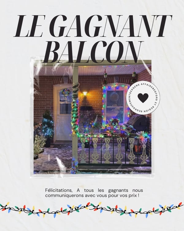 Le gagnant Balcon 2025 : un balcon de brique illuminé de lumières de couleur